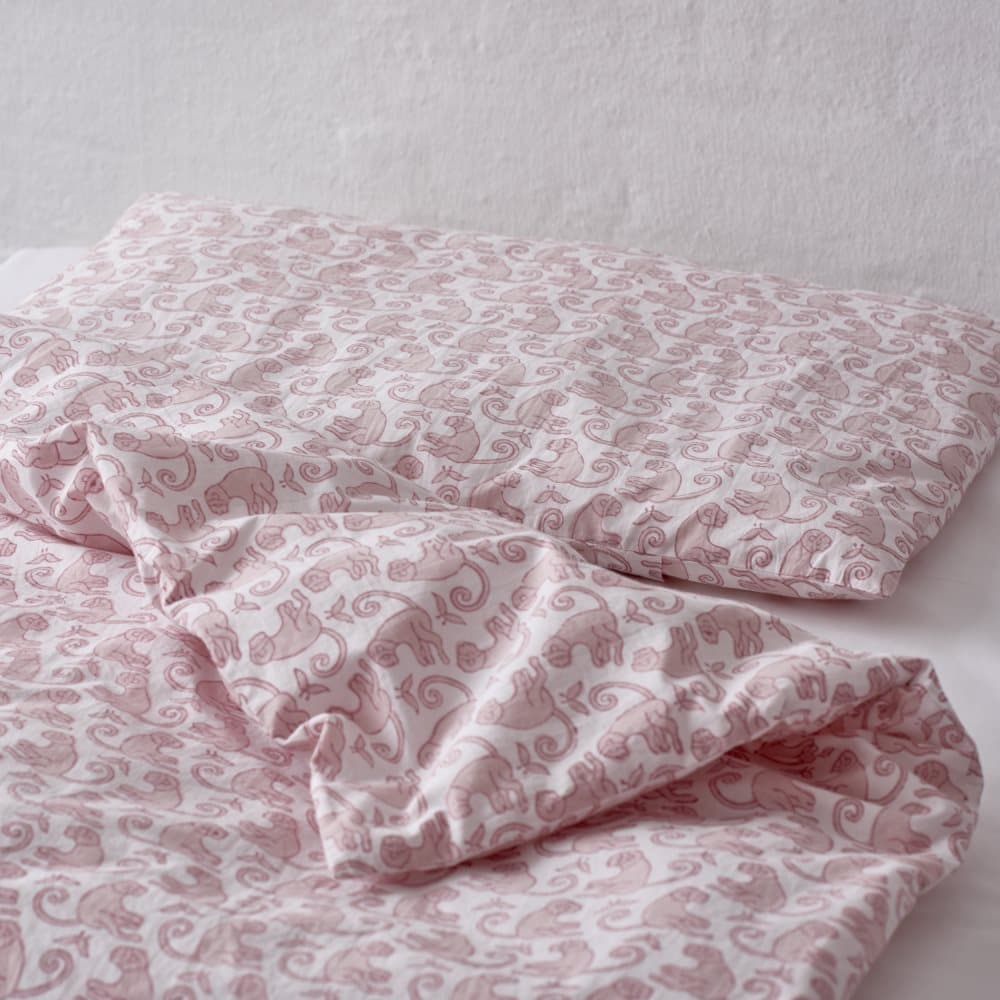 RevaHome Bäddset Barn MONKEY Wild Rose 100% ekologisk bomullsperkal 100x130 cm kudde 35x55 cm Rosa