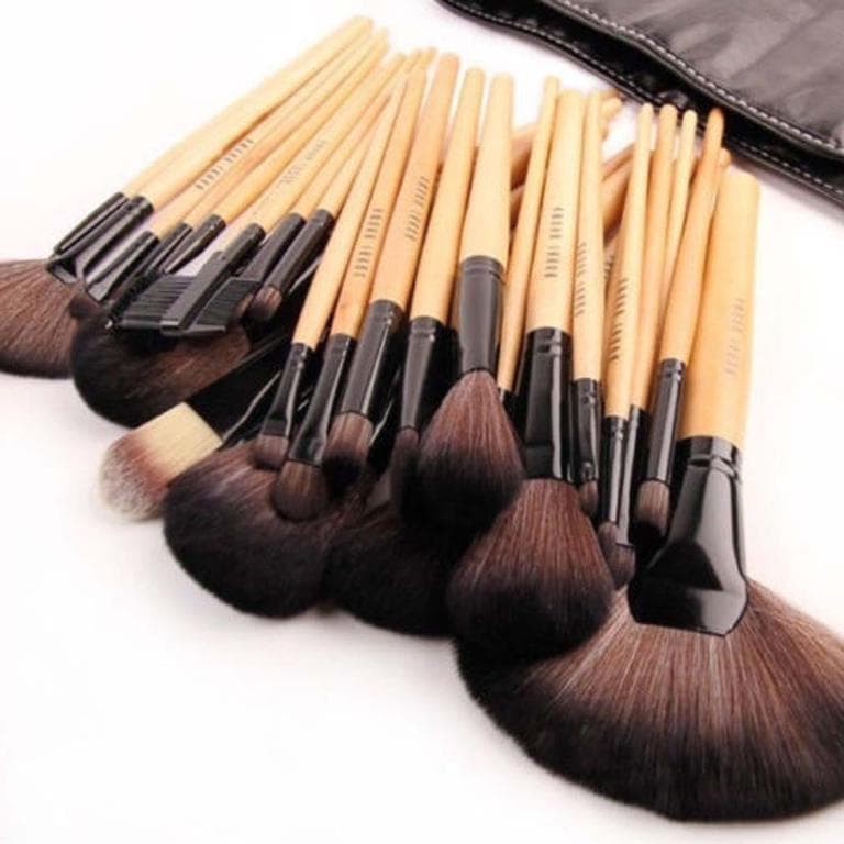24 pcs. professional bamboo makeup brushes in case