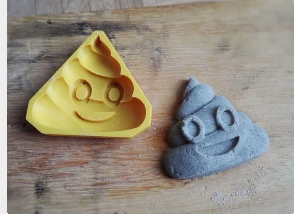 SUURI kasa kakkaa / Poop-emojia (lomake heittämiseen / hiekkapeliin)