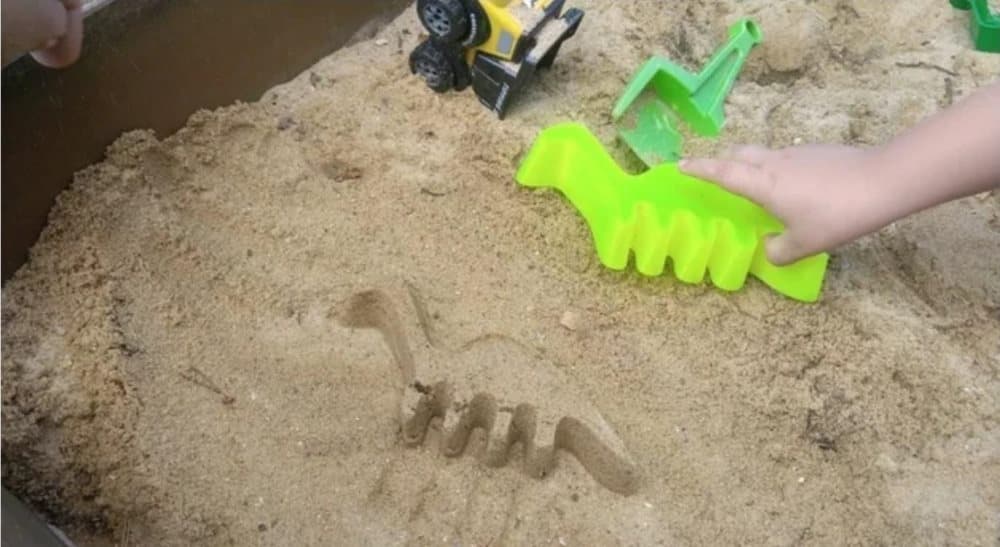 Väri: Satunnainen väri) (Suuri) Hiekan / selän muotoinen dinosaurus