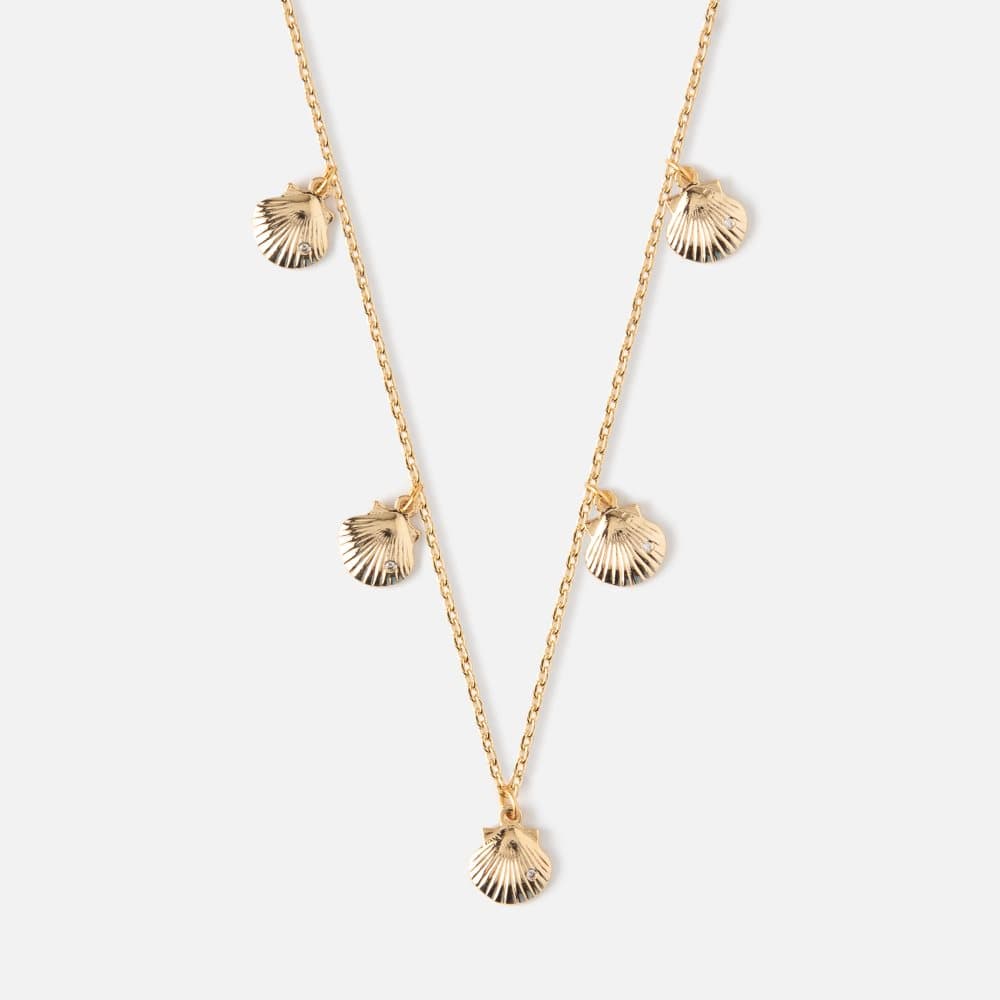 Gullkjede med skjell charms