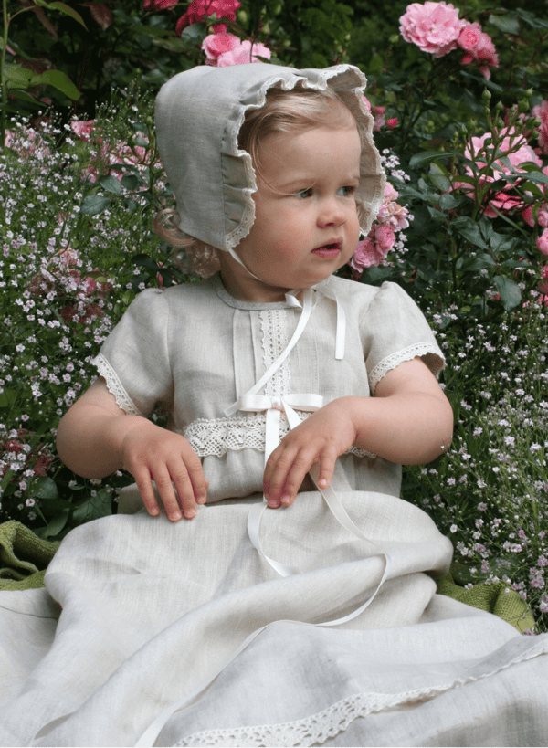 Christening gown with bonnet in linen. Grace of Sweden, short sleeve