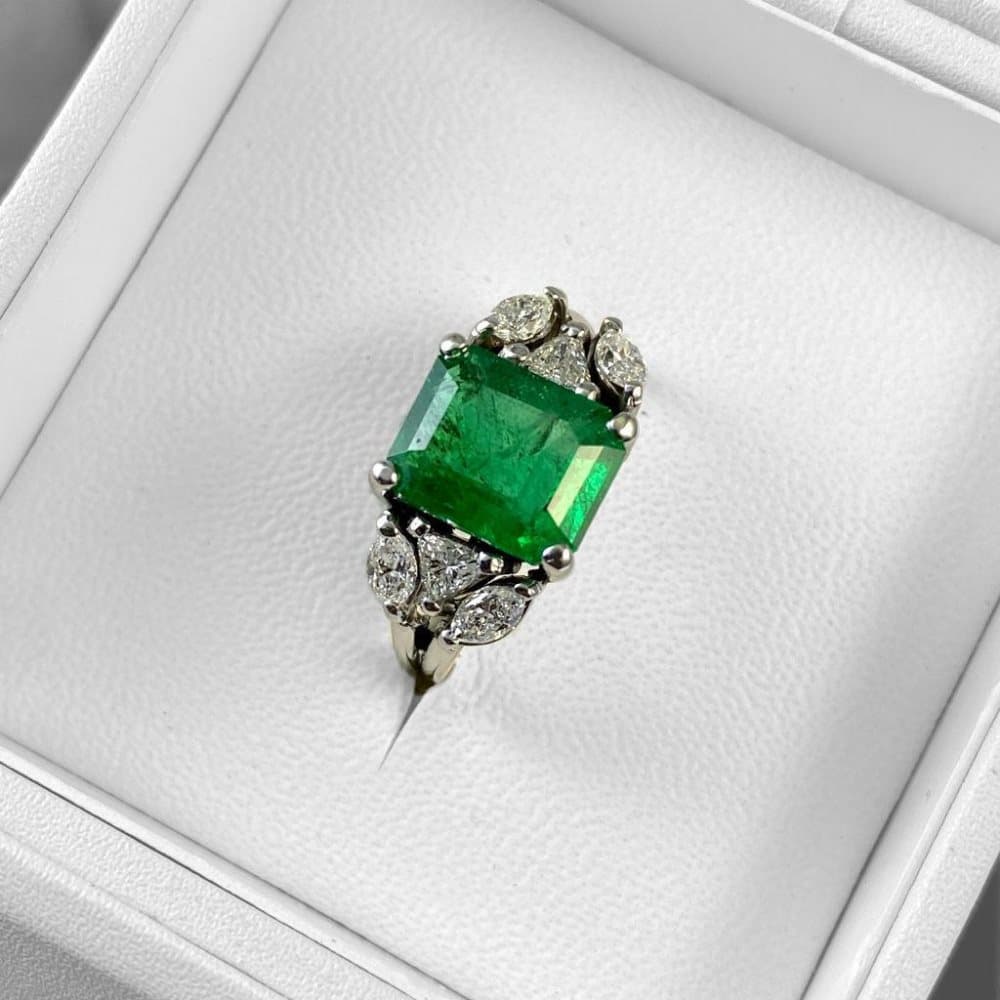 Beckasin Ring 18K White Gold with Natural Emerald and Diamonds