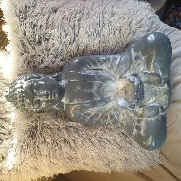 XXL-buddha, jossa on tilaa valolle betonissa