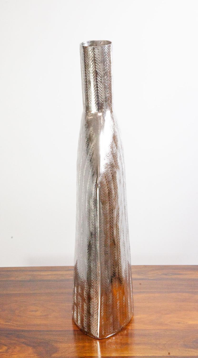 Large and beautiful vase in aluminum with a beautiful pattern