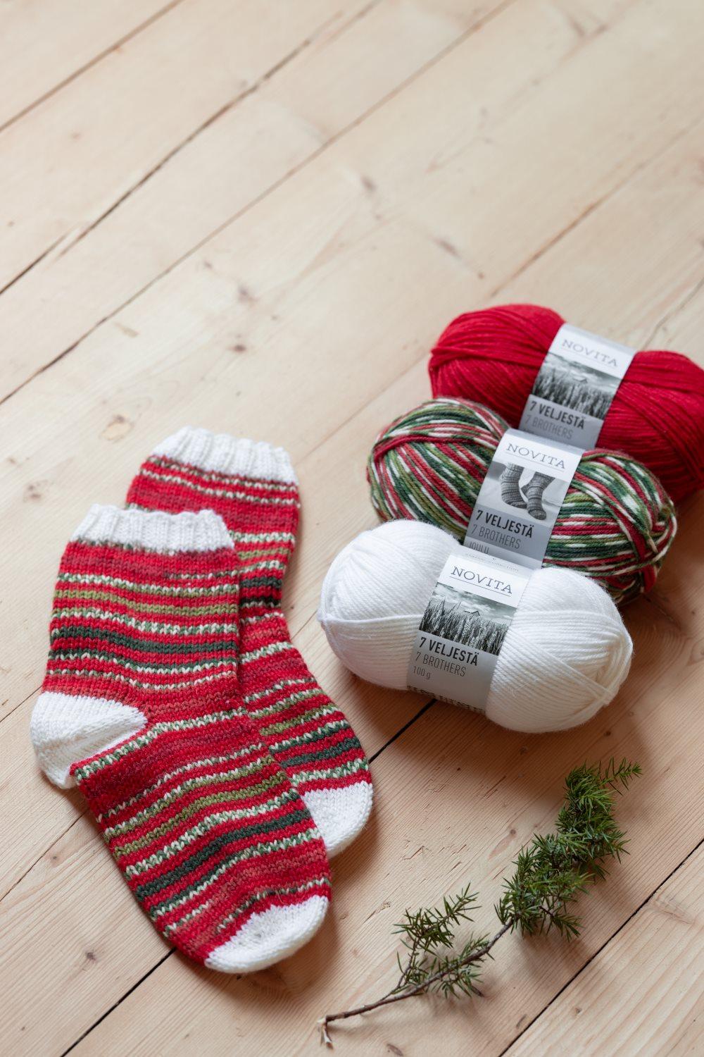 Novita 7 Bröder Julsockor i Ull 300g Naturvit 010 Jul 549 Julgran 886