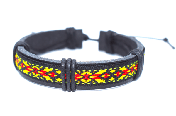 Svart läderarmband med färgglada mönster