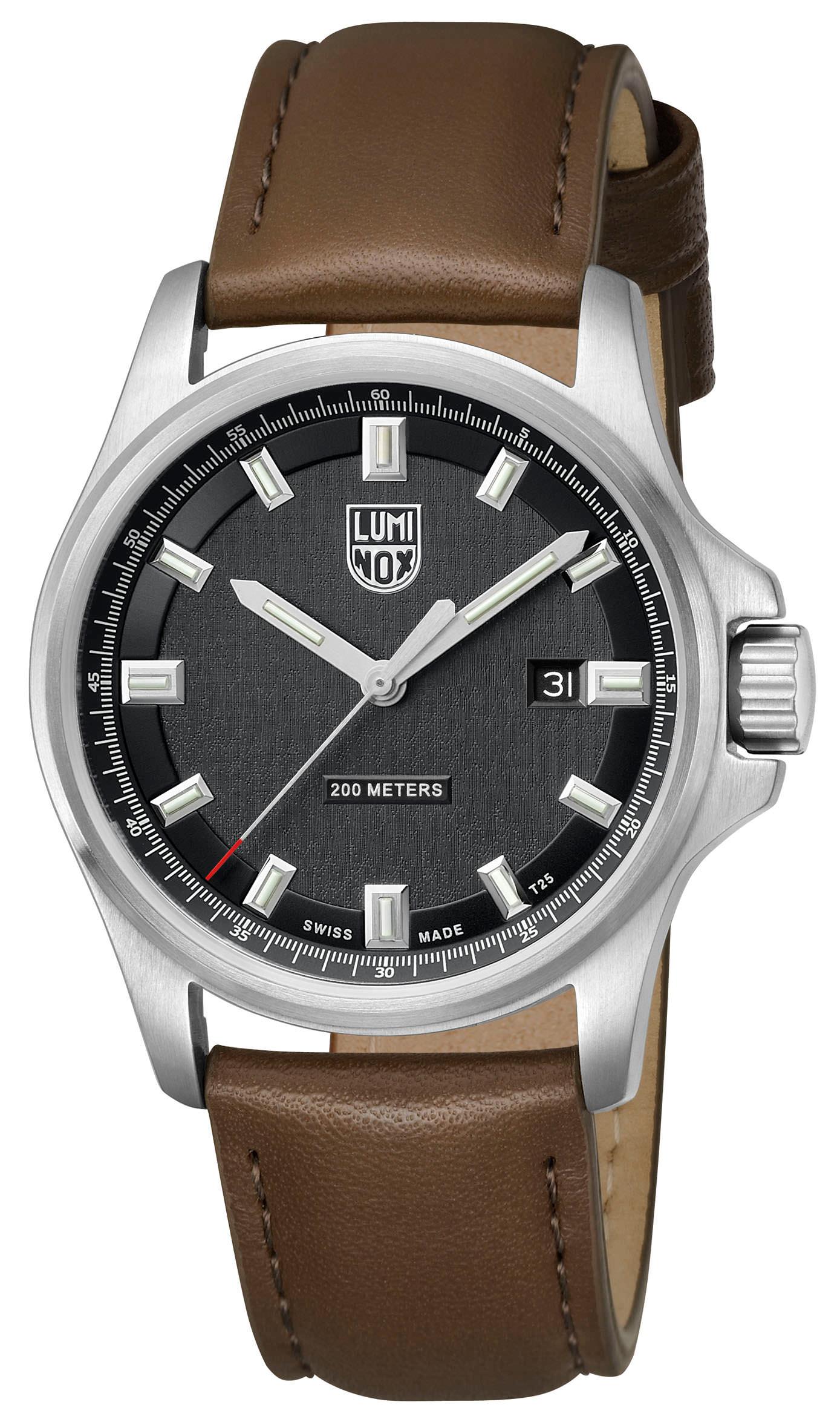 En robust og elegant klokke som passer like godt enten du skal på fest eller på tur. Diameter 42mm, safirglass og skinnrem.