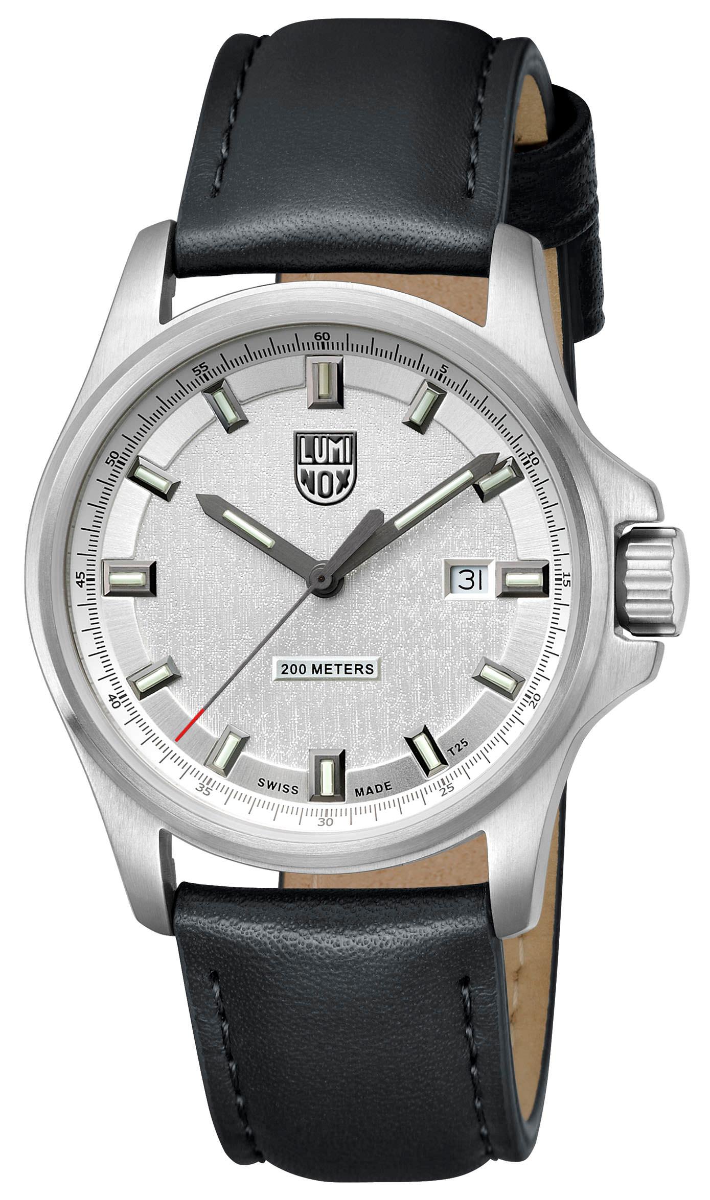 En robust og elegant klokke som passer like godt enten du skal på fest eller på tur. Diameter 42mm, safirglass og skinnrem.