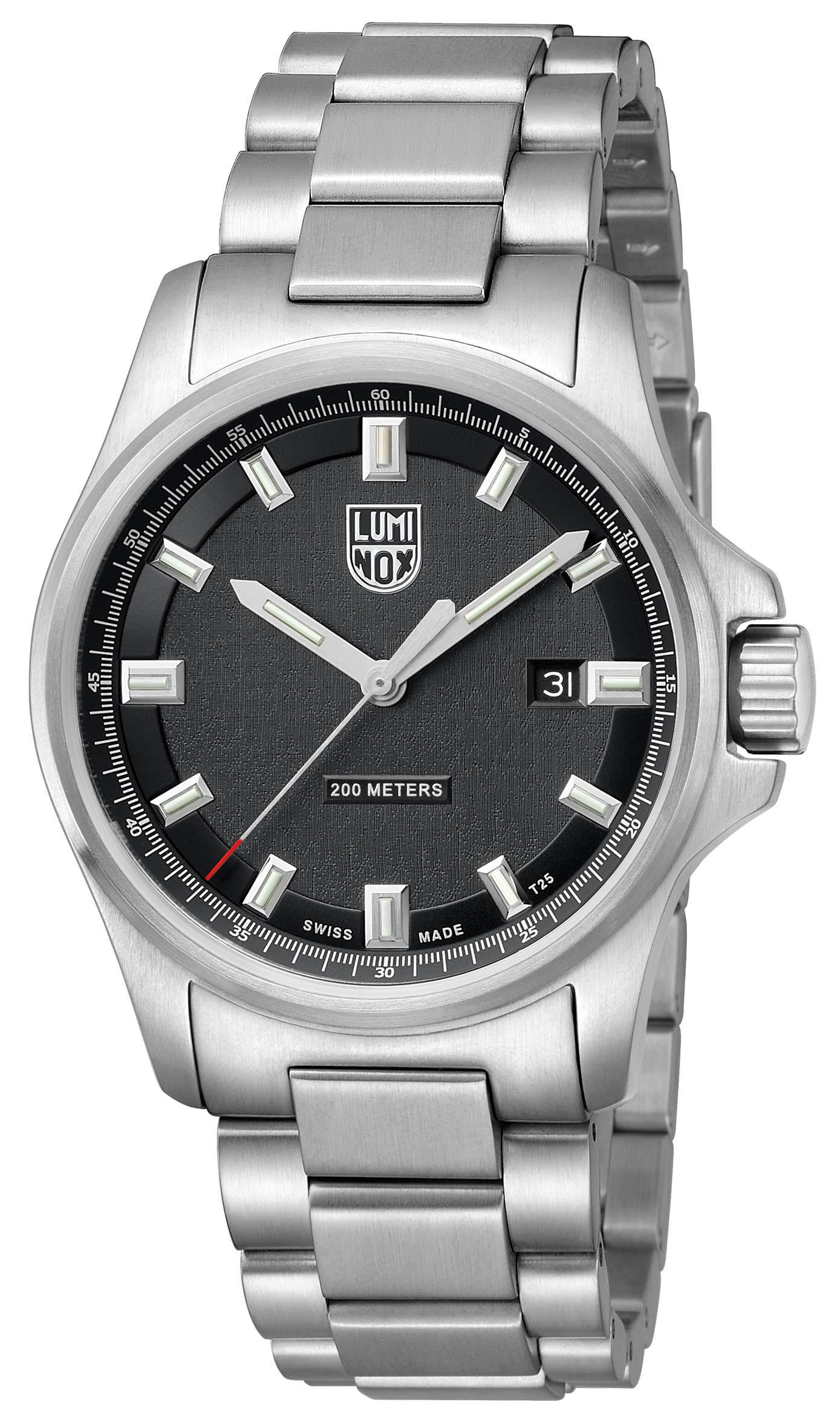 En robust og elegant klokke som passer like godt enten du skal på fest eller på tur. Diameter 42mm, safirglass og stållenke.
