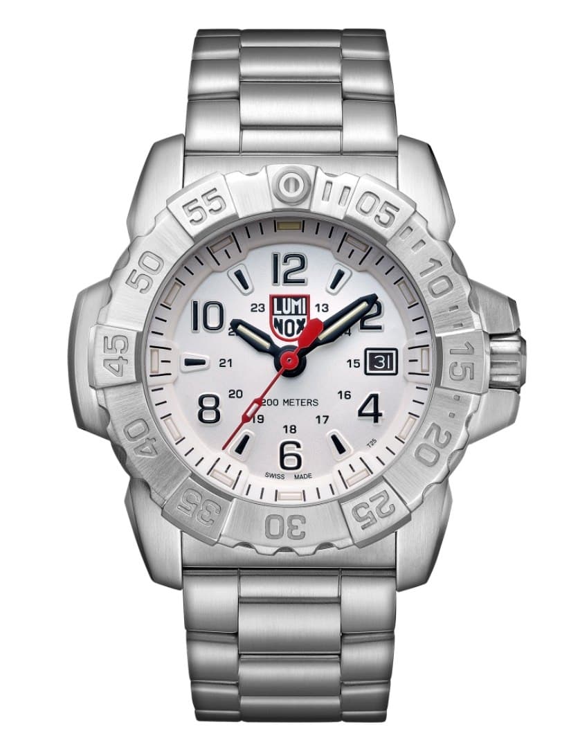 En robust klokke fra Luminox med en diameter på 45mm. Klokken har, som alle Luminox klokker, selvlysende visere. Vanntett 200m.