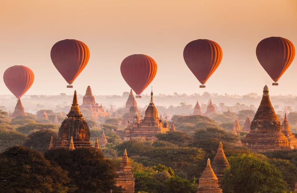 Fototapet Hot Air Balloon Over Bagan (400x260 cm)