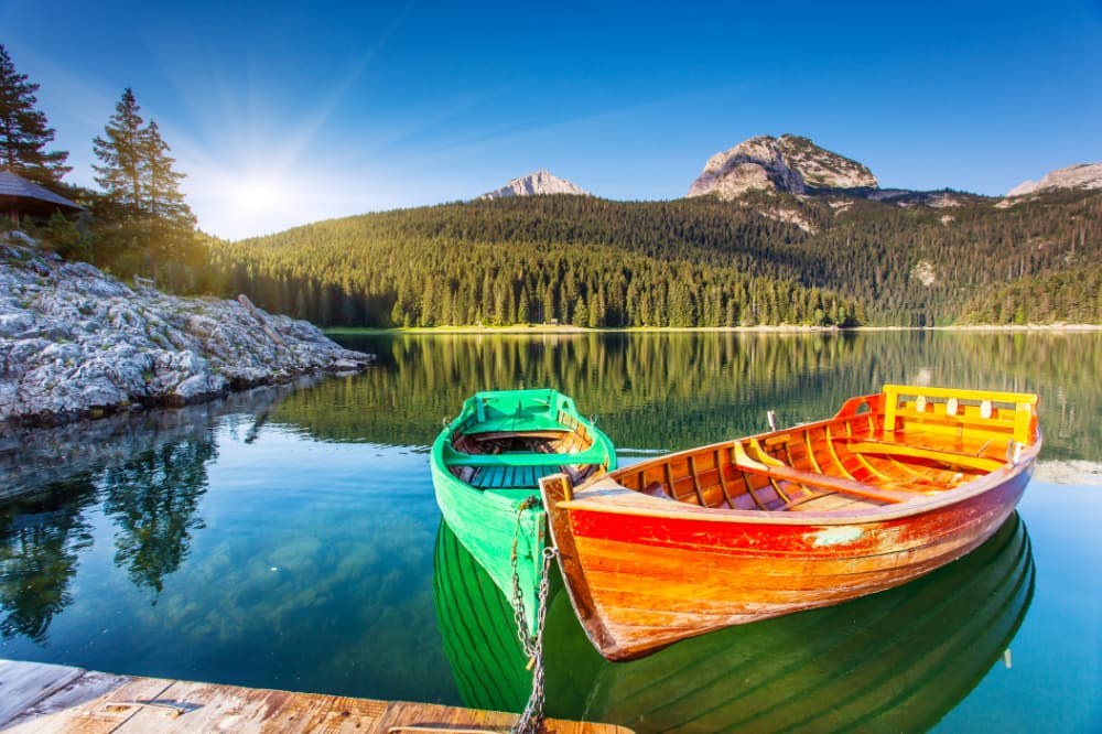 Fototapet Durmitor svart sjö (400x260 cm)