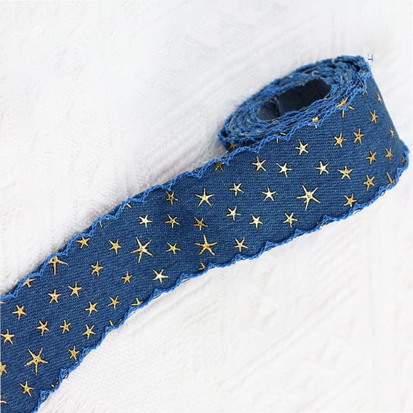 INF Denim-brodert stjernebånd - 3# Dyp mellomblå, 3,8 cm bred, selges per yard