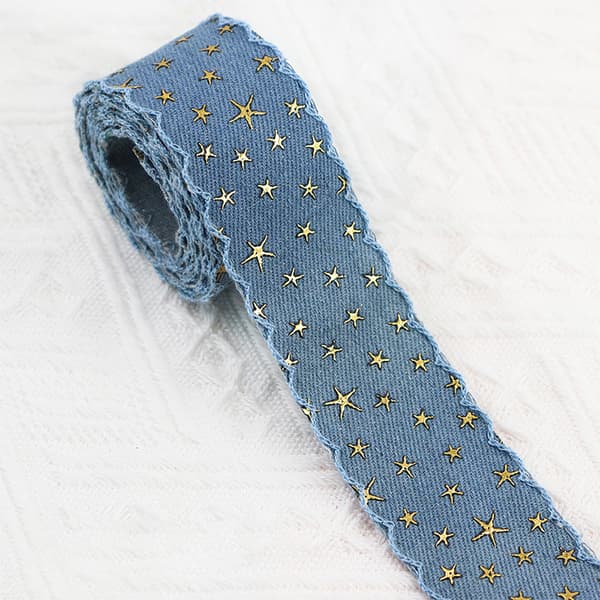 INF Denimbånd med broderet stjerne - 2# Mellem Denimblå, 3,8 cm bred, sælges pr. Yard