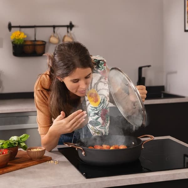 Cecotec 28 cm low casserole made of forged aluminum, with a 4.1-l capacity. High-quality Platinum Plus Teflon® Nonstick Coating, 100% PFOA-free. Stai