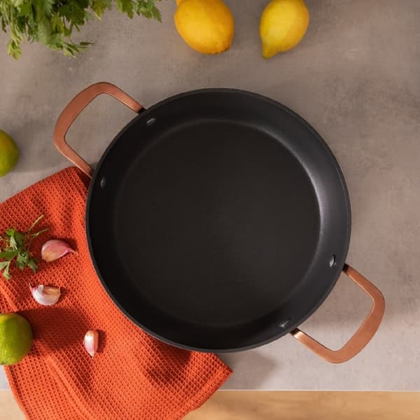 Cecotec 28 cm low casserole made of forged aluminum, with a 4.1-l capacity. High-quality Platinum Plus Teflon® Nonstick Coating, 100% PFOA-free. Stai