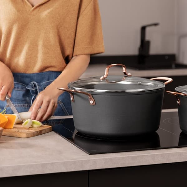 Cecotec 28 cm pot made of forged aluminium and with 7.1-litre capacity. 4-mm induction base and high-quality Platinum Plus Teflon® Nonstick Coating,
