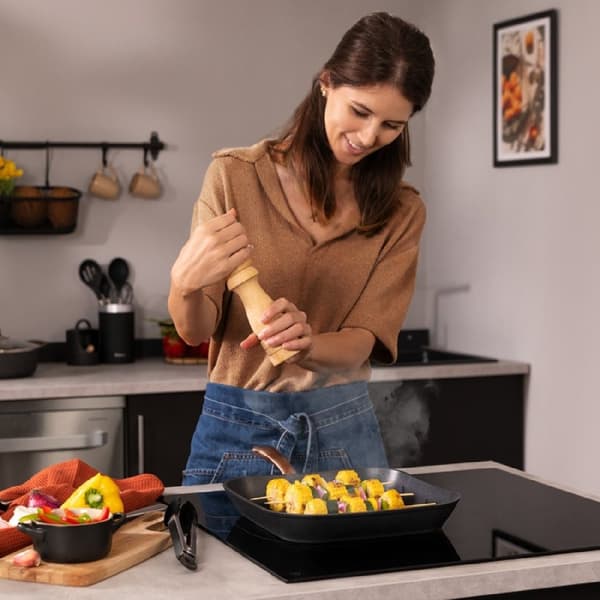 Cecotec 28 cm grill made of forged aluminium, high-quality Platinum Plus Teflon™ Nonstick Coating, and 100% free from PFOA. Semi-professional, stainl