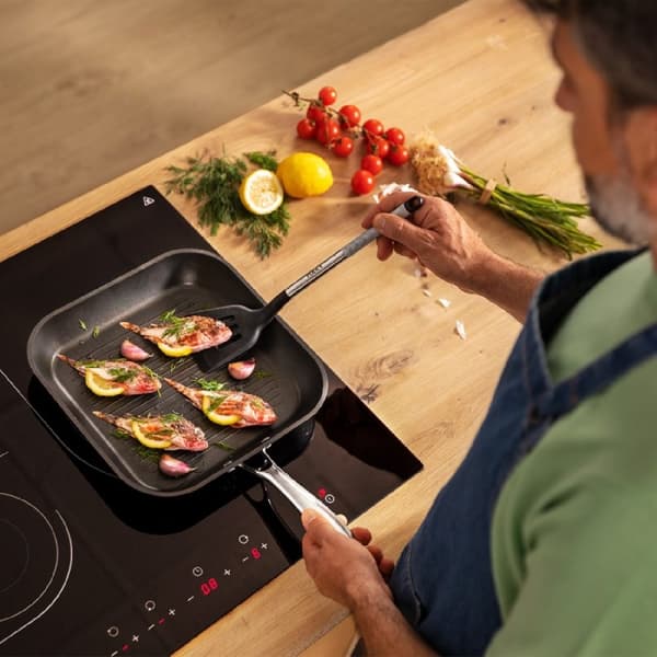 Cecotec 28 cm grill made of forged aluminium, with 3.5-mm induction base and long-lasting non-stick coating, Eterna™, and 100% free from PFOA. Stainl