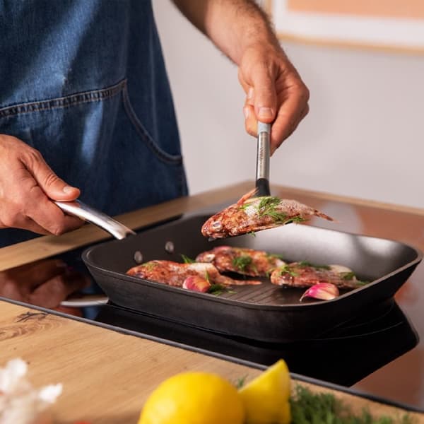 Cecotec 28 cm grill made of forged aluminium, with 3.5-mm induction base and long-lasting non-stick coating, Eterna™, and 100% free from PFOA. Stainl