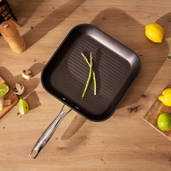 Cecotec 28 cm grill made of forged aluminium, with 3.5-mm induction base and long-lasting non-stick coating, Eterna™, and 100% free from PFOA. Stainl