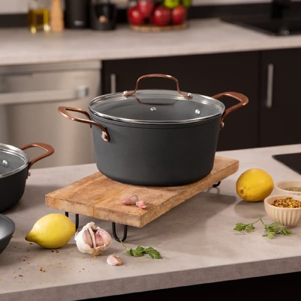 Cecotec Pot made of forged aluminium and with 4.5-litre capacity. High-quality Platinum Plus Teflon® Nonstick Coating, 100% free from PFOA. Stainless