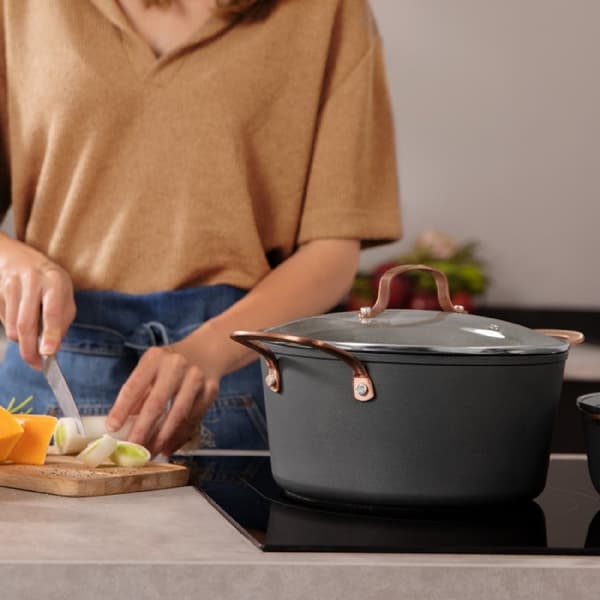 Cecotec Pot made of forged aluminium and with 4.5-litre capacity. High-quality Platinum Plus Teflon® Nonstick Coating, 100% free from PFOA. Stainless