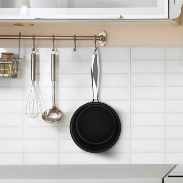 Cecotec 16 cm casserole pot made of high quality stainless steel, with stainless-steel riveted handle and glass tempered lid. It features 5 layers. A