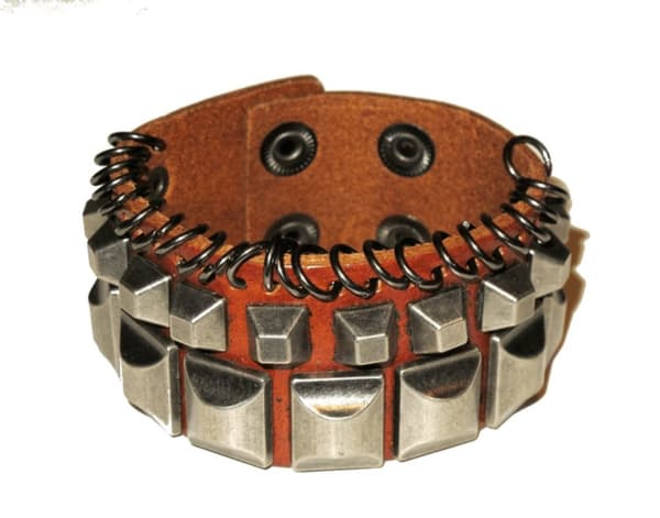Läderarmband med nitar