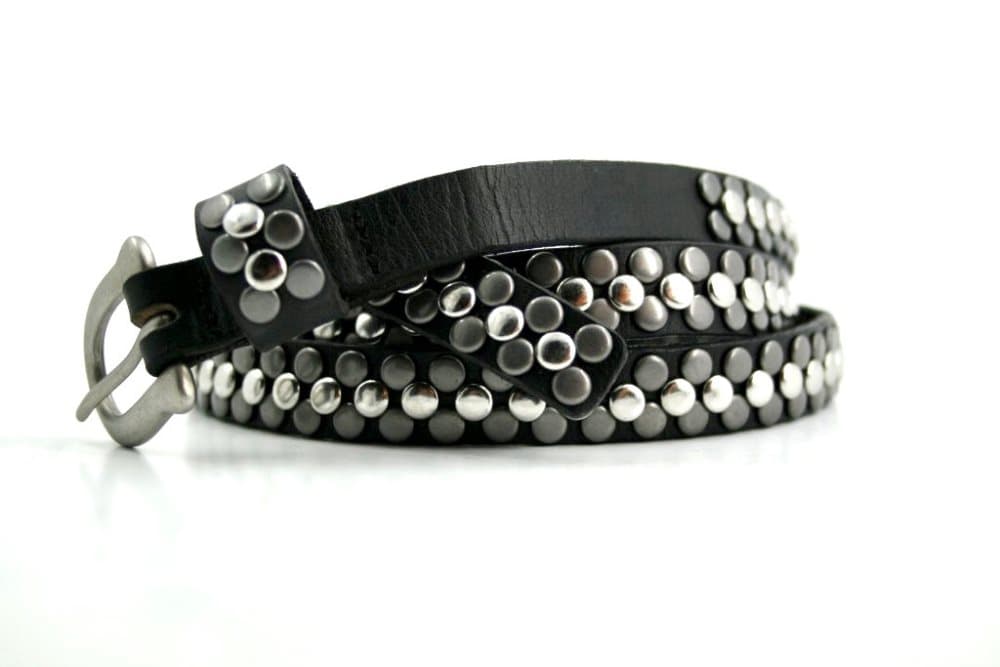 Svart skinnbälte med nitar i kalvskinn