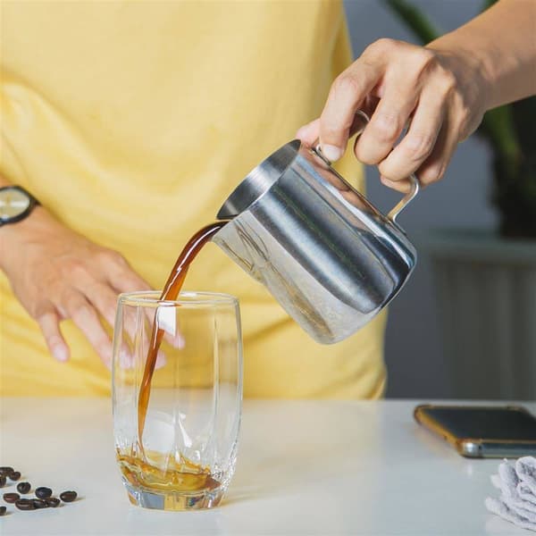 Teräksinen maitokannu kahvalla ja mittakupilla 350 ml
