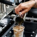Miniatyrbillede 8 af 8: Mælkekande i stål med hank og målebæger 350 ml