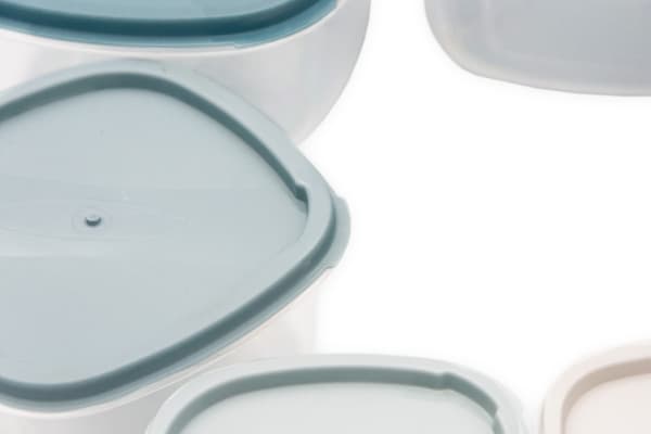 Set med 6 plastmatbehållare med lock