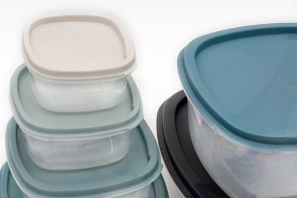 Set med 6 plastmatbehållare med lock