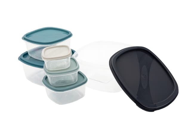 Set med 6 plastmatbehållare med lock