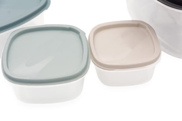 Set med 6 plastmatbehållare med lock