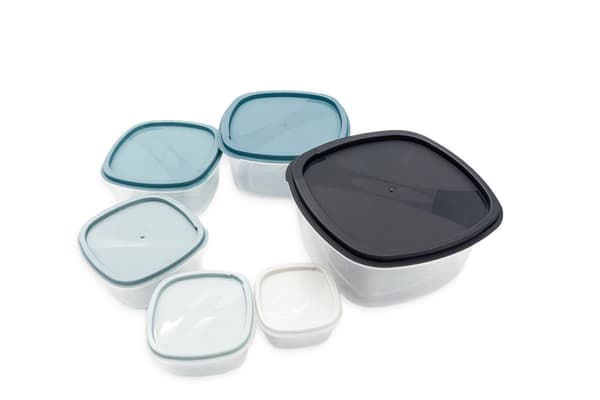 Set med 6 plastmatbehållare med lock