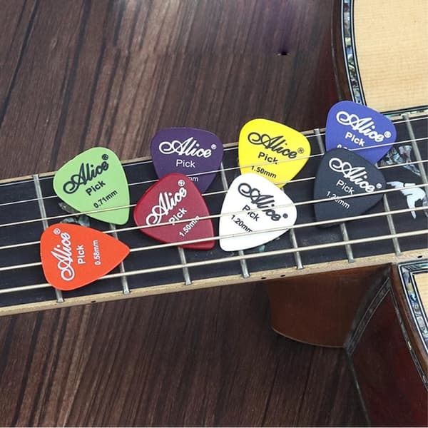 50stk Plectrums med boks for elektriske og akustiske gitarer