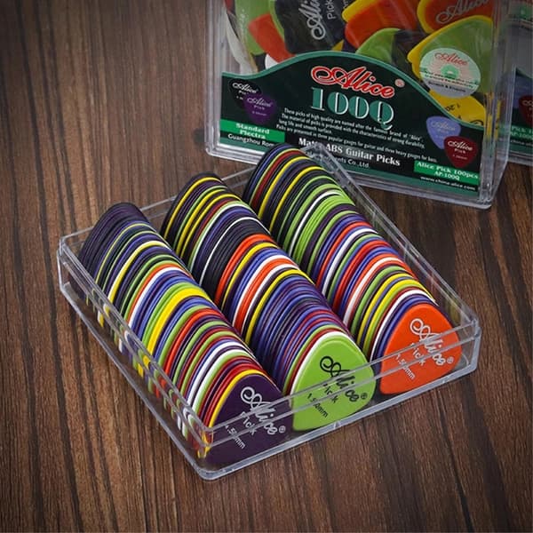 50stk Plectrums med boks for elektriske og akustiske gitarer
