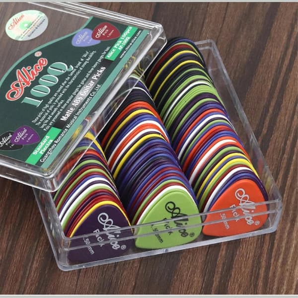 50stk Plectrums med boks for elektriske og akustiske gitarer