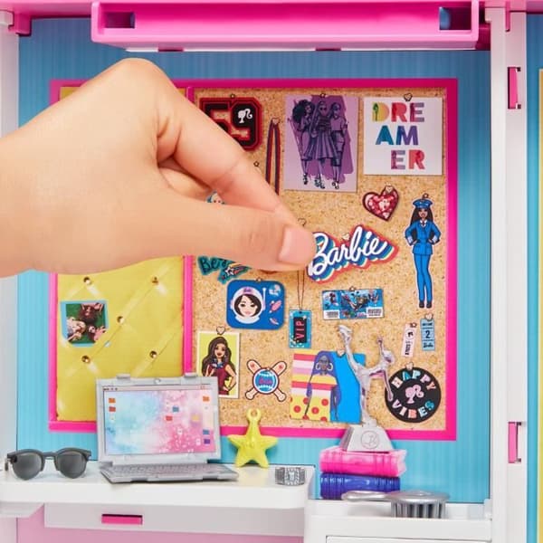 BARBIE - Barbie och hennes lyxiga omklädningsrum - 4 kompletta outfits + 25 accessoarer - Rosa