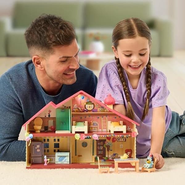Maison de Fête Bluey - BLUEY - Blueys firandehem - 11 möbler och tillbehör - Exklusiv figur - 28 cm