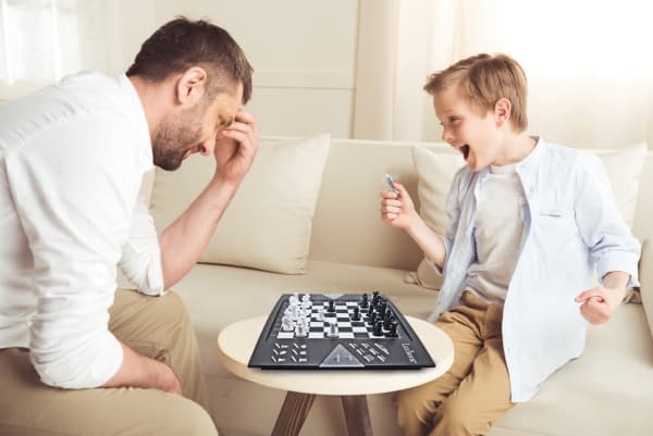 Electronic chess game