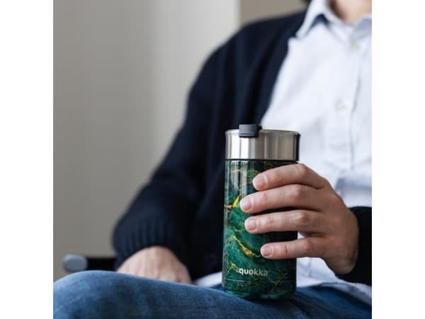Quokka Boost kaffeglass - termisk krus i rustfritt stål med infuser 400 ml (grønnstein)