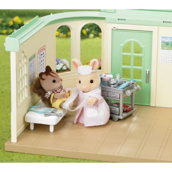 Miniatyrfigurer - SYLVANIAN FAMILIES - Sjuksköterskan och tillbehör för att ta hand om och mata patienter