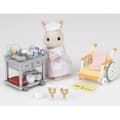 Miniatyrbild 6 av 7: Miniatyrfigurer - SYLVANIAN FAMILIES - Sjuksköterskan och tillbehör för att ta hand om och mata patienter