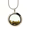 Miniatyrbild 1 av 3: Stenar och mineraler. Rå gulgrön diamanthalsband. Medaljong modell 20 mm. Silverfärg.