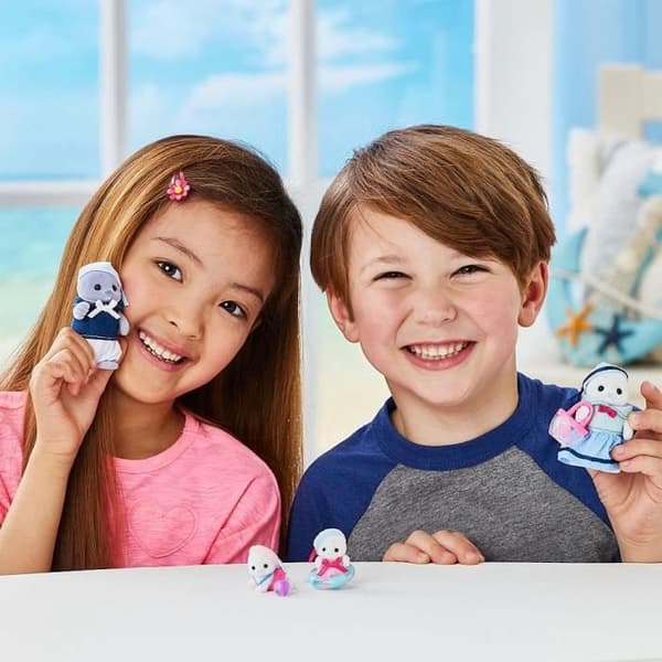 Ledad familj - SYLVANIAN FAMILIES - Sälfamilj - 4 karaktärer och strandtillbehör