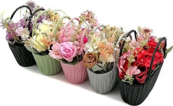 Blomsterbukett i en korg MIX